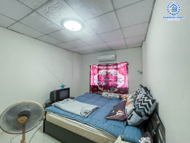 *****บ้านแฝดมือสองชั้นเดียว ย่านนนทบุรี ม.อุดมทรัพย์ บางศรีเมือง บนเนื้อที่ 31.6 ตร.ว. มาพร้อมฟังก์ชัน 3 ห้องนอน 2 ห้องน้ำ จอดรถ 1 คัน แถมฟรี เครื่องปรับอากาศ 1 เครื่อง บนทำเลศักยภาพ เชื่อมต่อถนนหลายเส้นทาง ใกล้จุดขึ้นทางด่วนฉลองรัช